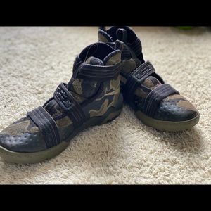 Lebron Soldiers kids size 3Y